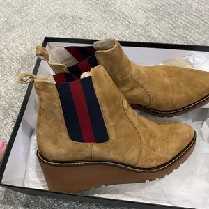 Women’s like new tan wedge boots with side stripe